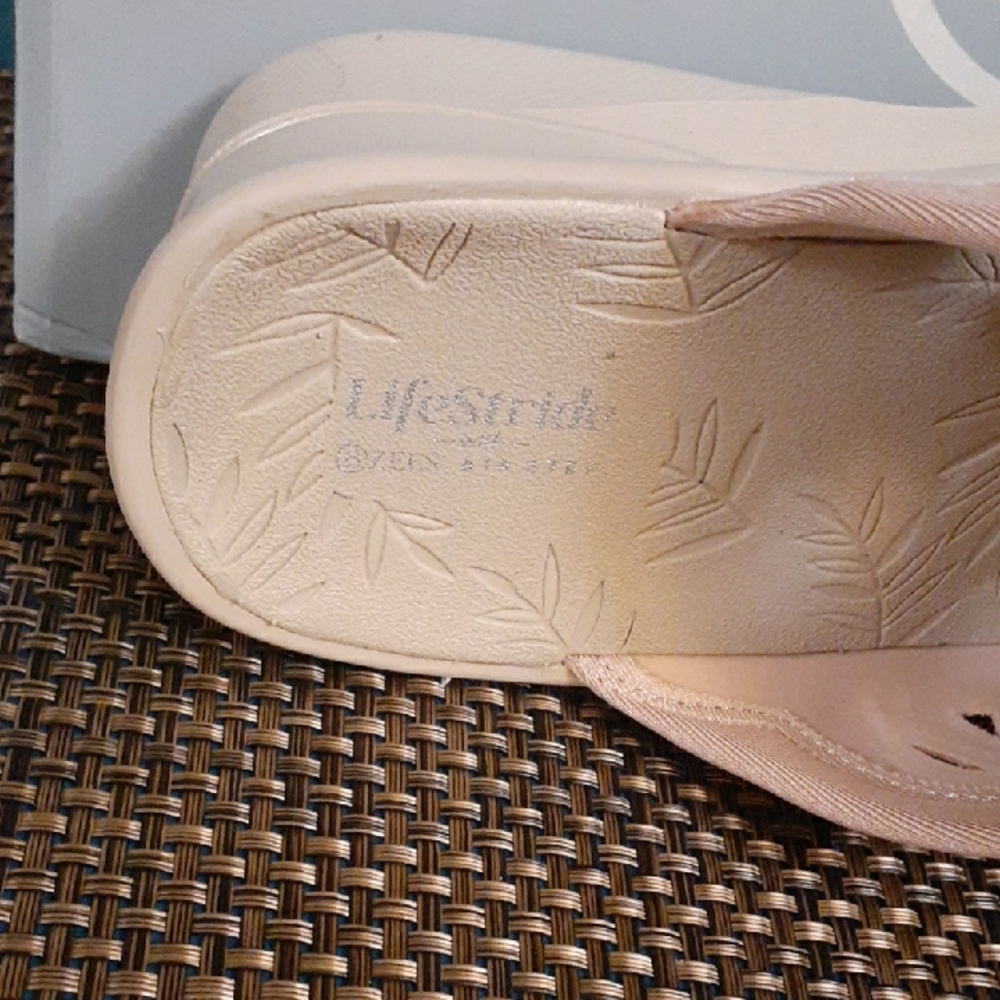 bzees susie wedge sandal brand new in box 8 1/2 w - Picture 2 of 6